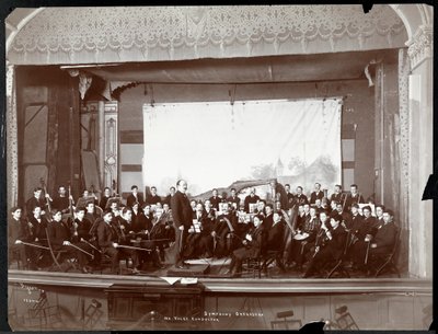 Symfonieorkest van jonge mannen op het podium, New York, c.1901 door Byron Company